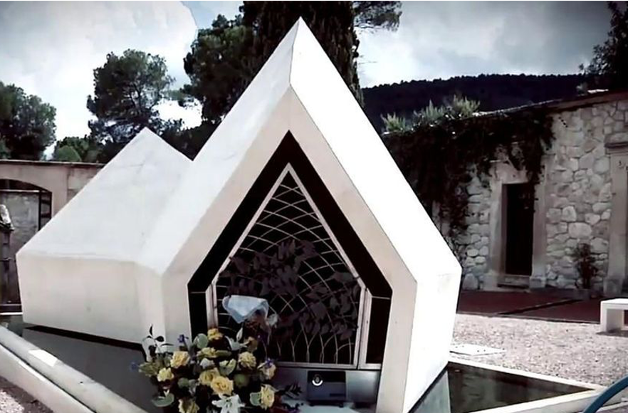 Indignación por grabaciones de una serie para adultos en la tumba de Camilo Sesto