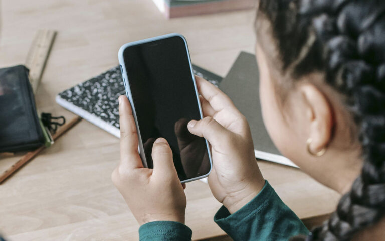 nino-adolescente-telefono-celular-movil-pexels-21072025