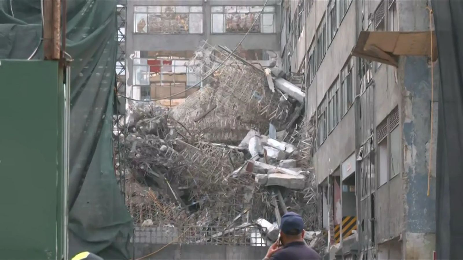 Colapsa edificio en San Antonio Abad; reportan personas atrapadas bajo escombros