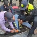 mujer-queda-atrapada-en-rejilla-en-centro-historico