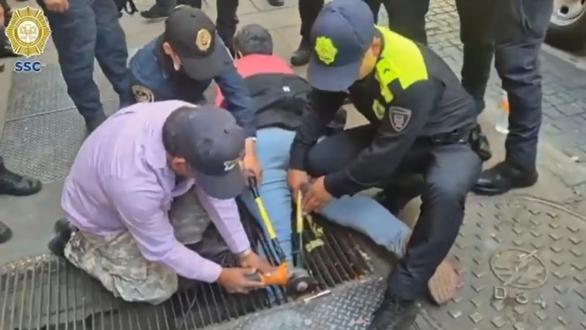 mujer-queda-atrapada-en-rejilla-en-centro-historico